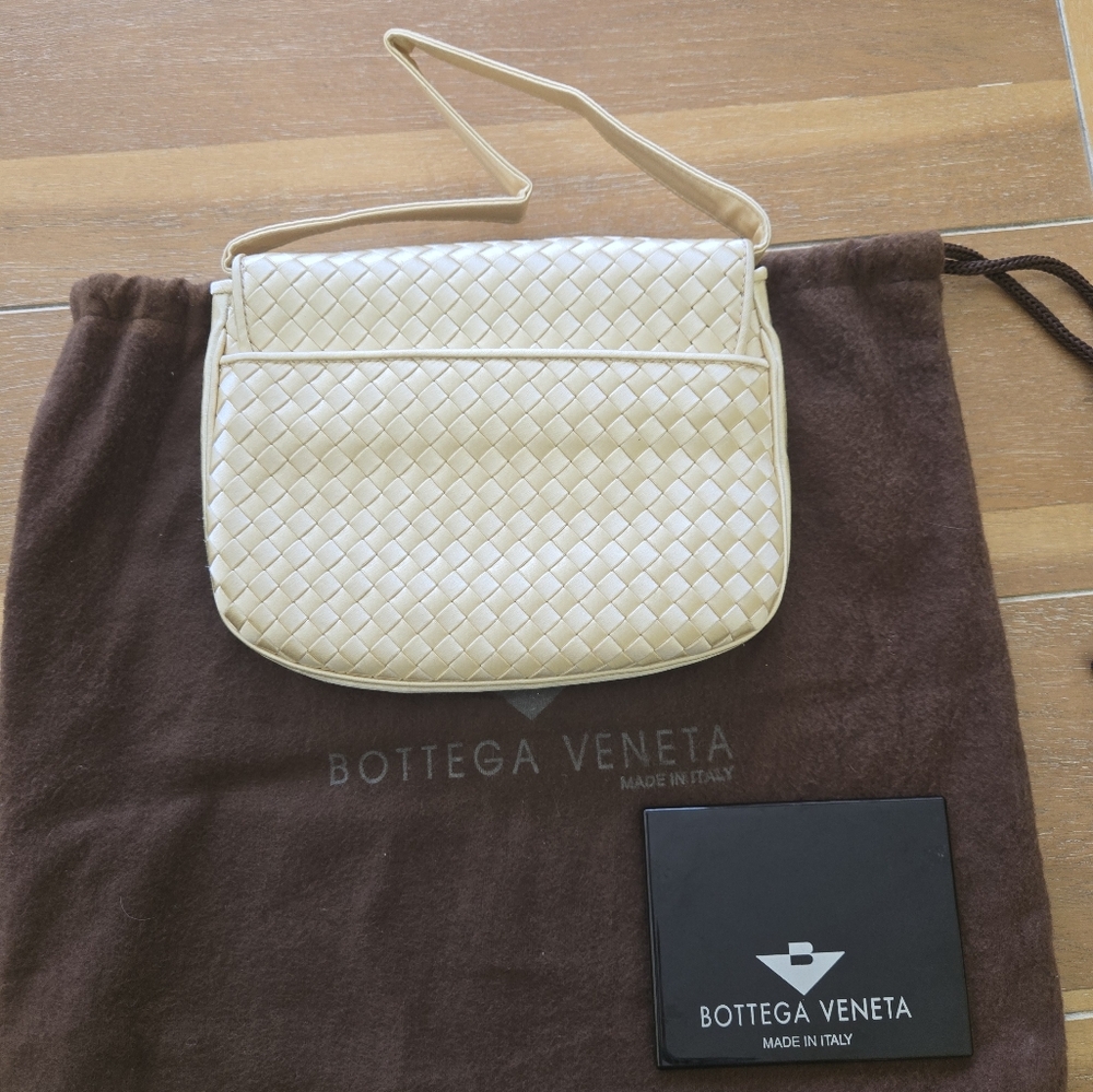 Bottega Veneta Cream Shoulder Bag - Picture 2 of 8